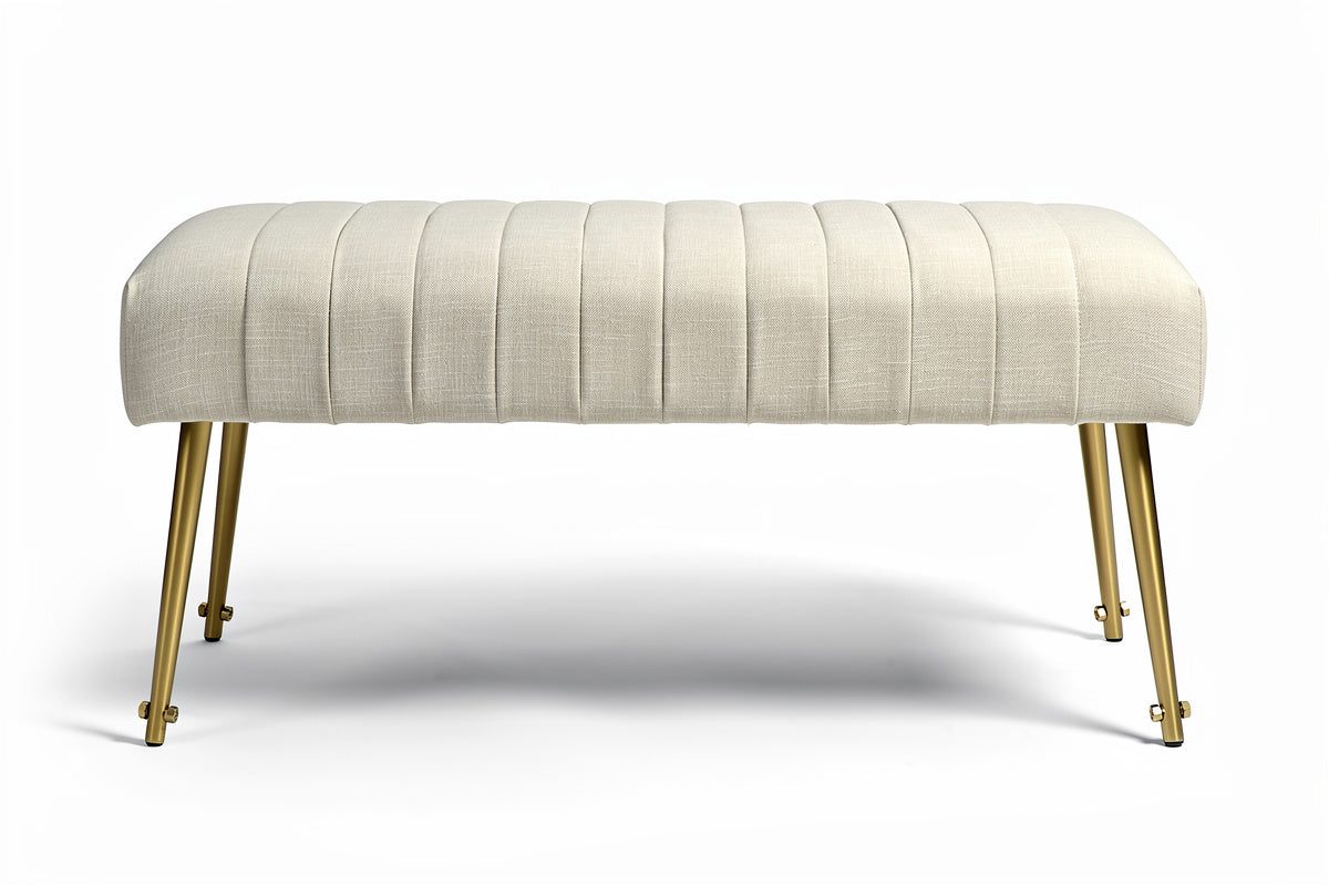 **Sofa tapicerowany z metalowymi nogami**